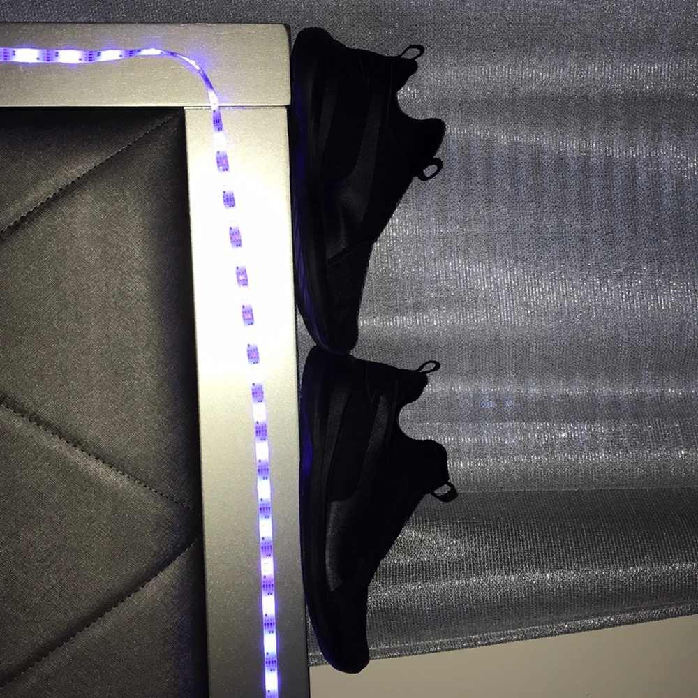 Black low top women Pumas size 8.5